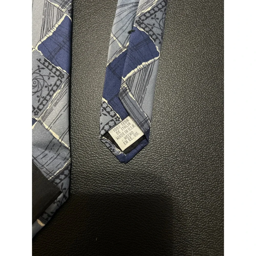 Clairborne Necktie Blue Gray Geometric Diamond Pattern 100% Silk Made in USA‎